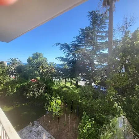 Free Parking, Private Bedroom And Bathroom With Seaview Rum i privatbostad Nice