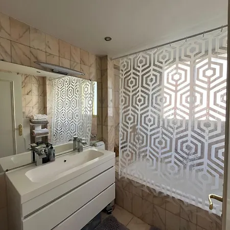 Free Parking, Private Bedroom And Bathroom With Seaview ホームステイ ニース